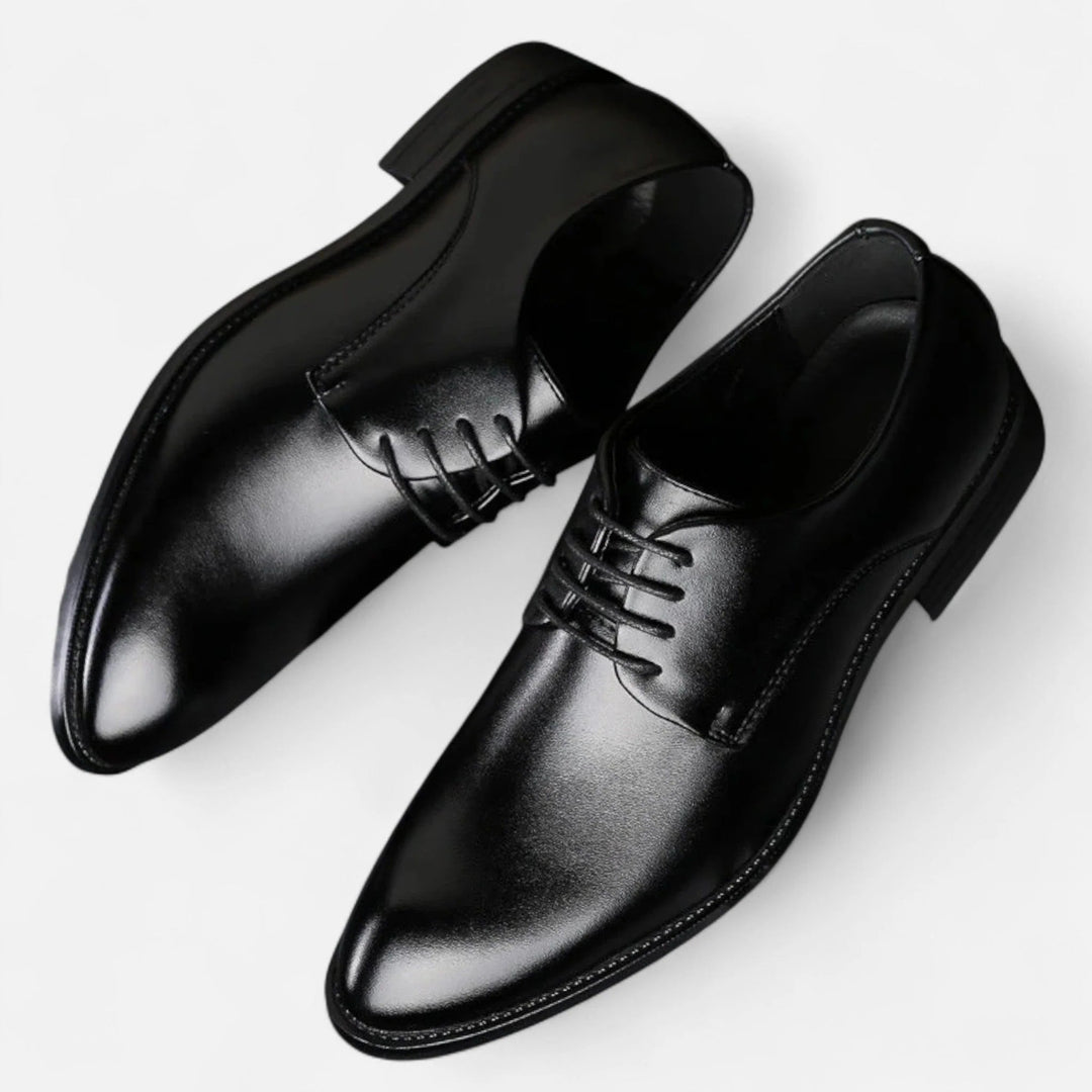 Confortables chaussures Derby homme en cuir marron, style classique et polyvalent pour toute garde-robe.