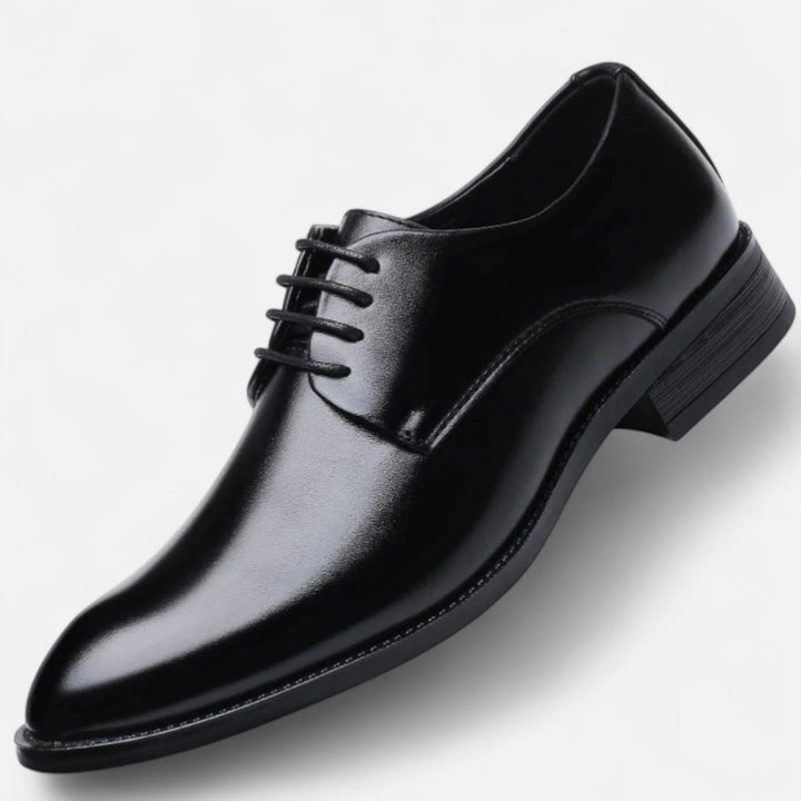 Chaussures Derby homme élégantes en cuir marron foncé, idéales pour tenue de ville ou de bureau.
