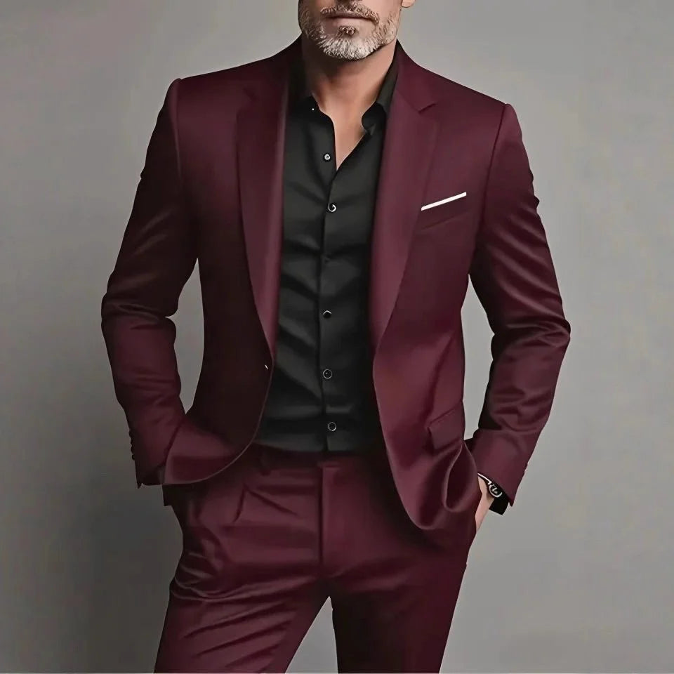 Costume homme élégant, coupe slim ajustée. Polyvalent pour une tenue d'affaires ou de soirée, alliant confort et sophistication moderne.