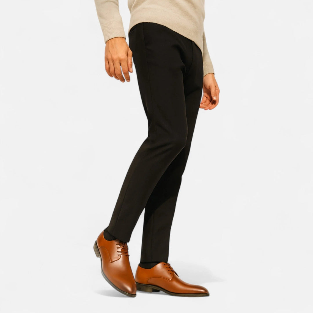 Derby homme classiques et confortables, en cuir marron clair, avec des lacets fins.