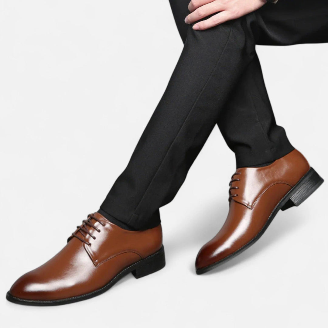 Paire de chaussures Derby noires intemporelles pour homme, élégantes et faciles à assortir.