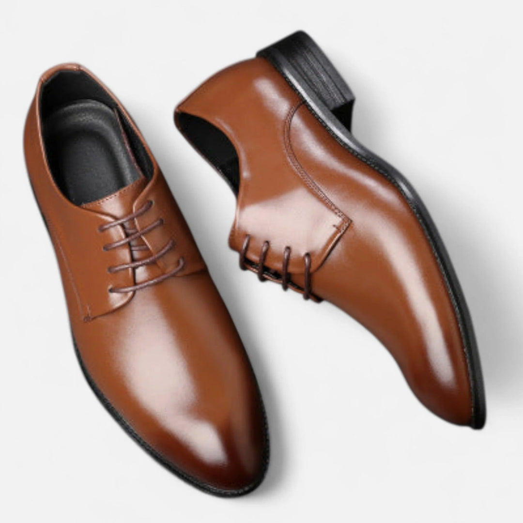Chaussures formelles Derby noires, avec une finition brillante pour un style sophistiqué.