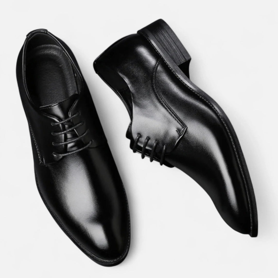 Chaussures Derby habillées pour homme, en cuir noir lustré, parfaites pour les occasions spéciales.