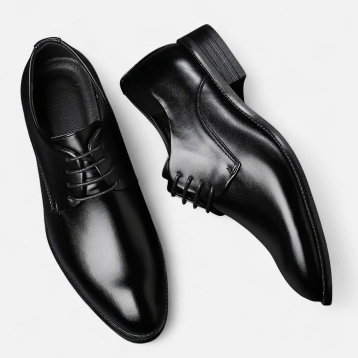 Chaussures Derby habillées pour homme, en cuir noir lustré, parfaites pour les occasions spéciales.