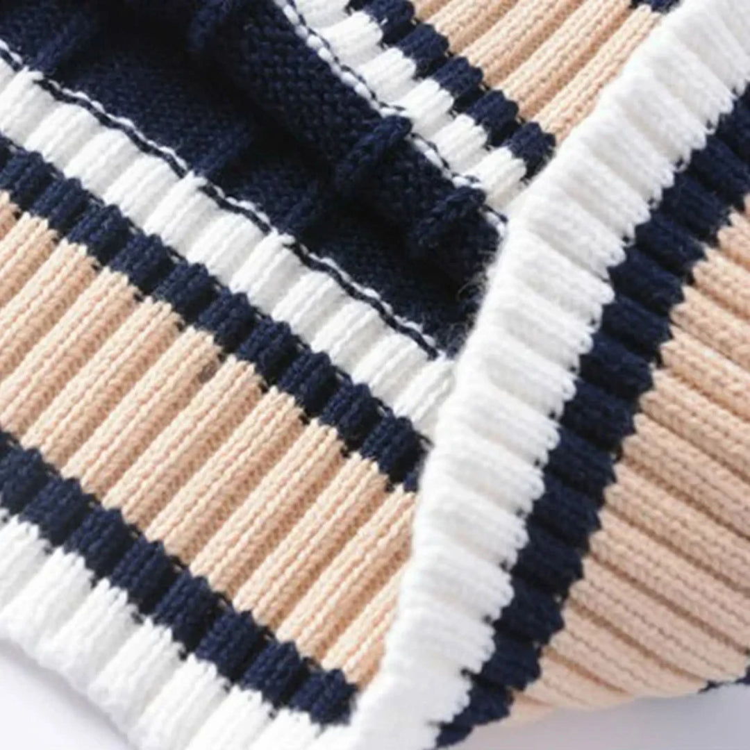 "Image d'un gilet homme V-Ausschnitt bleu marine, sans manches, en tricot épais, parfait pour un style classique et chaud."