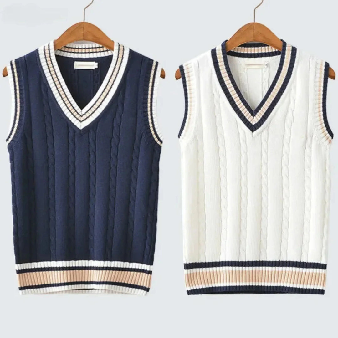 "Image d'un gilet homme V-Ausschnitt bleu marine, sans manches, en tricot épais, parfait pour un style classique et chaud."