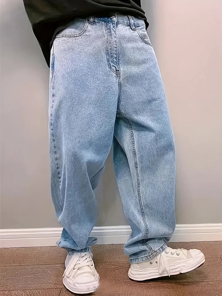 Jean baggy homme décontracté style urbain, idéal pour une tenue streetwear moderne et confortable.