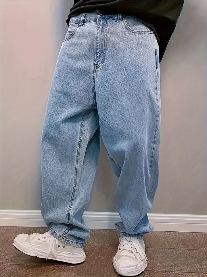 Jean baggy homme plissé avec chevilles élastiquées, parfait pour la mode urbaine printemps-été.