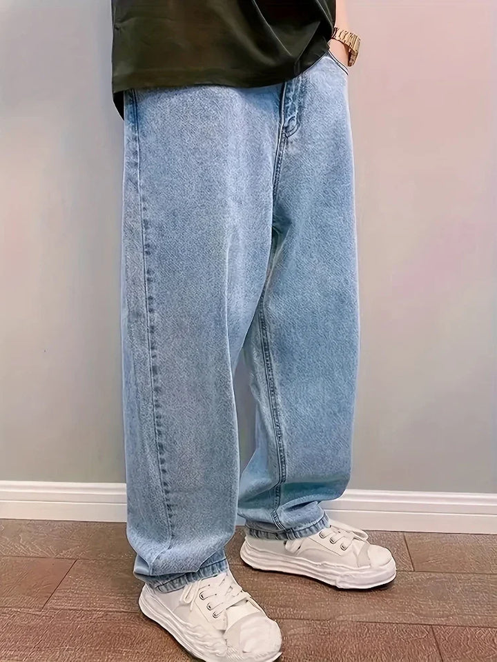 Pantalon jean baggy homme décontracté à détail plissé, essentiel pour un look streetwear stylé.