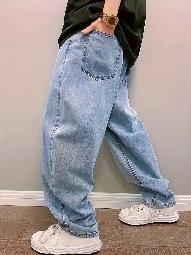 Homme portant un jean baggy homme coupe large, soulignant le style urbain et la décontraction.