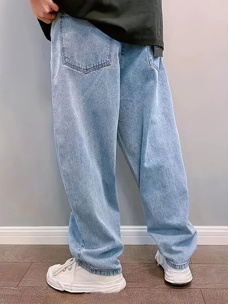 Vue de face d'un jean baggy homme tendance, offrant un confort optimal et une allure contemporaine.