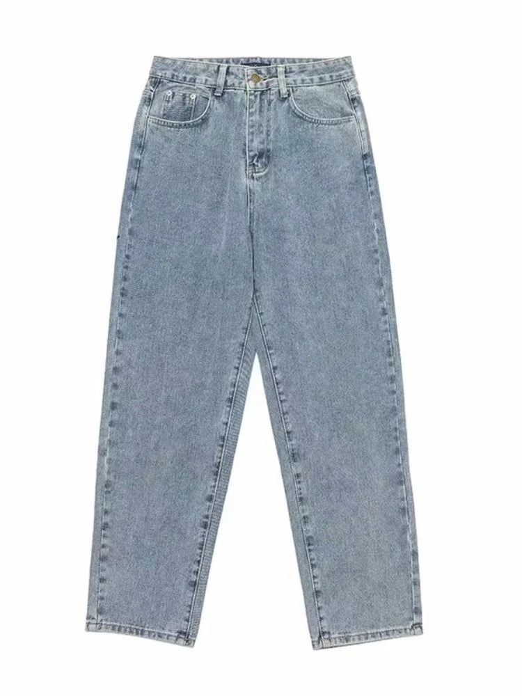 Jean homme baggy bleu avec plis distinctifs, idéal pour un style urbain décontracté et moderne.