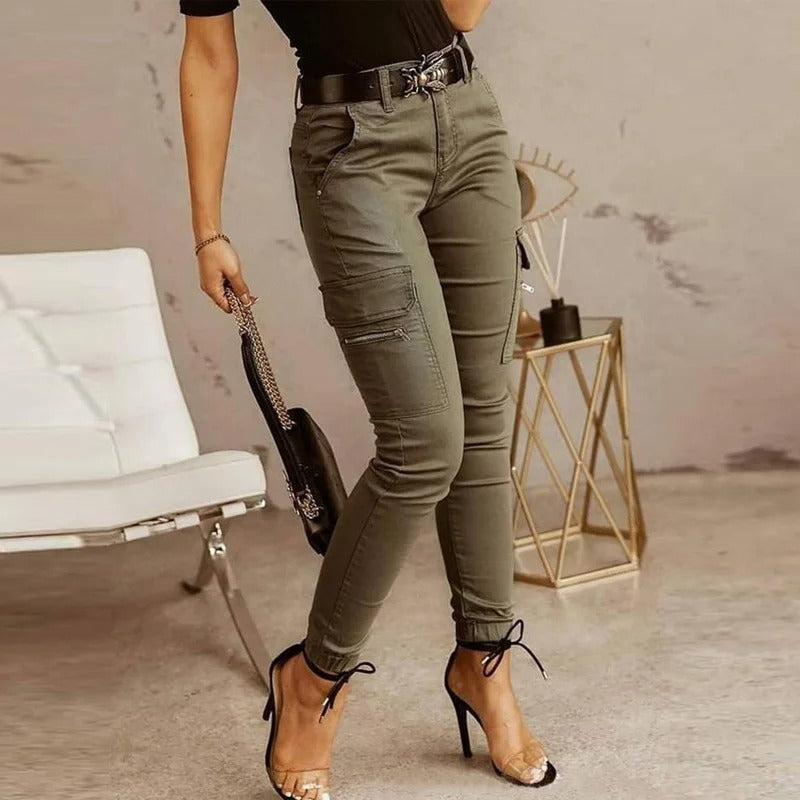 Jean cargo femme élégant, coupe moderne et confortable. Idéal pour un look tendance et polyvalent.
