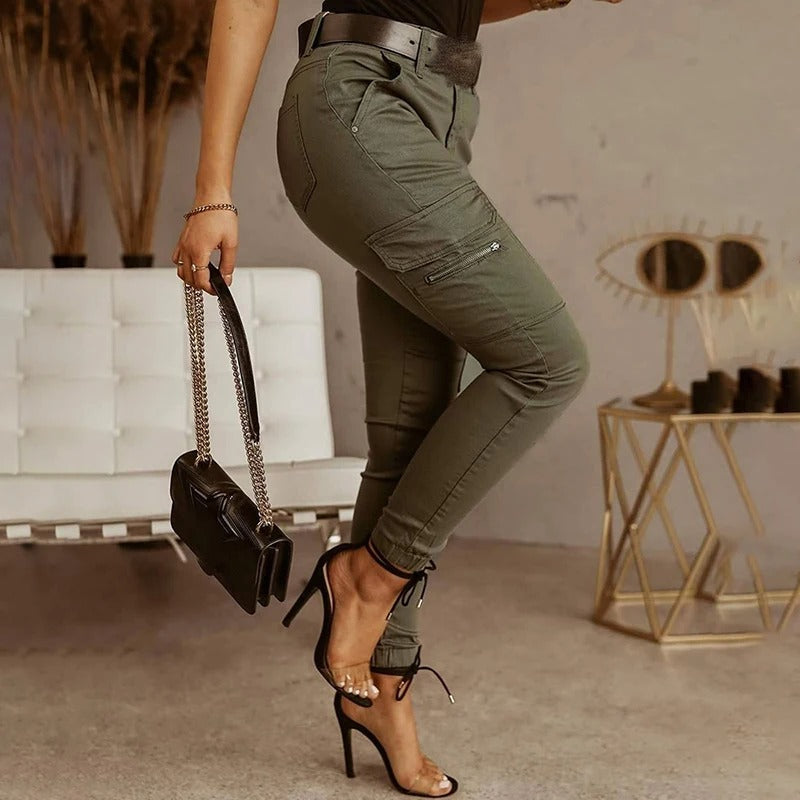Pantalon cargo femme avec poches fonctionnelles. Style moderne, confortable et vêtement féminin tendance.