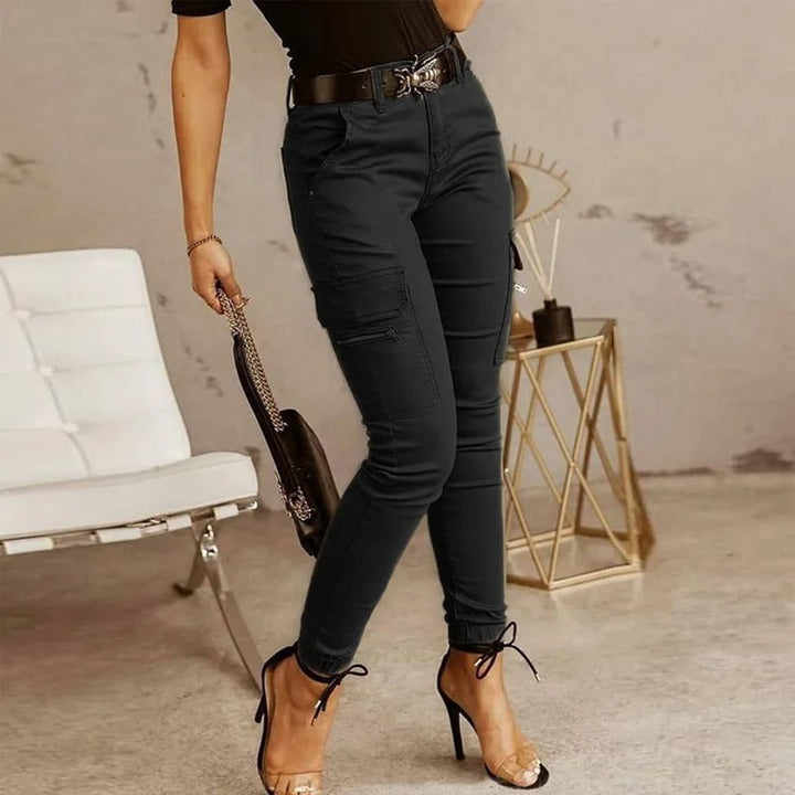 Jean cargo femme à la coupe décontractée et chic. Confort optimal pour un style moderne et mode féminine.