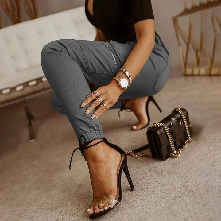 Jean cargo femme tendance, parfait pour un look moderne et décontracté. Confort et style assurés.