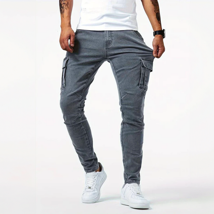 Pantalon cargo homme ajusté, tissu extensible, offre confort et style moderne pour toute occasion casual.