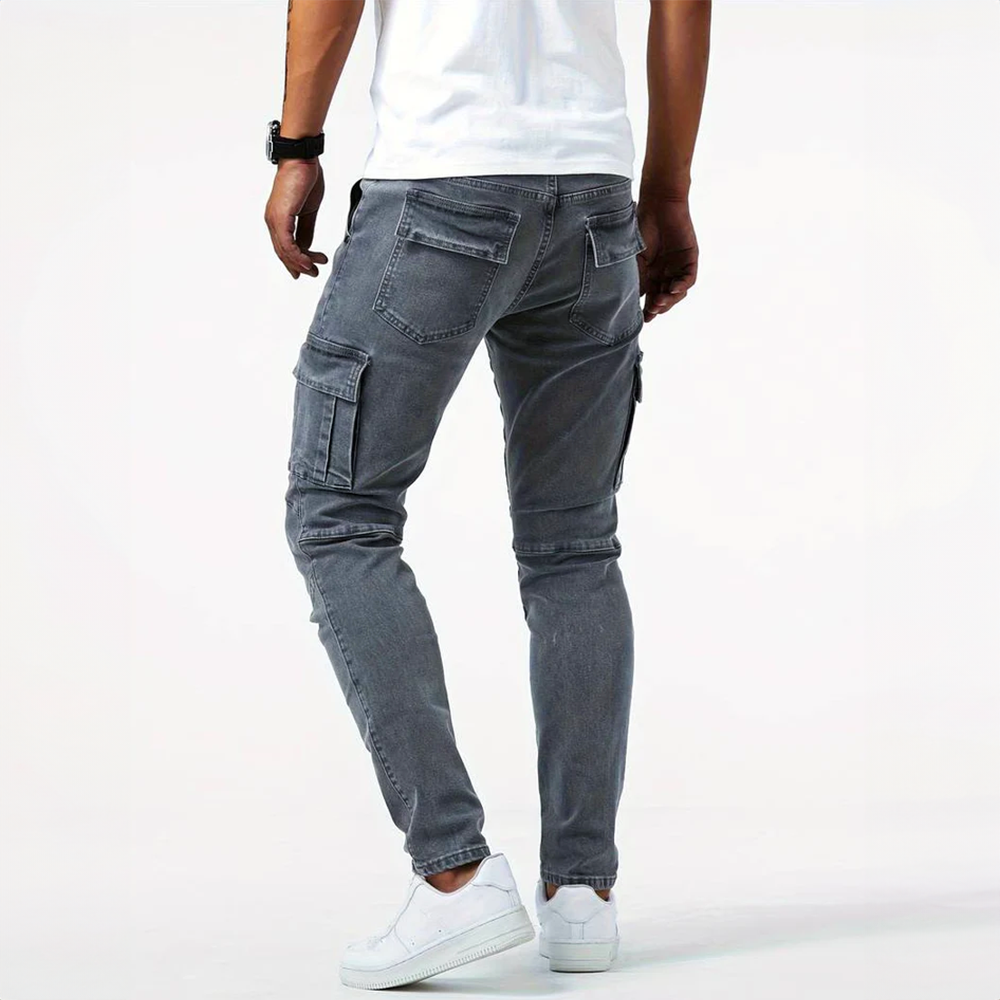 Photo produit : Jean cargo homme ajusté, bleu denim, avec poches latérales, essentiel mode masculine.