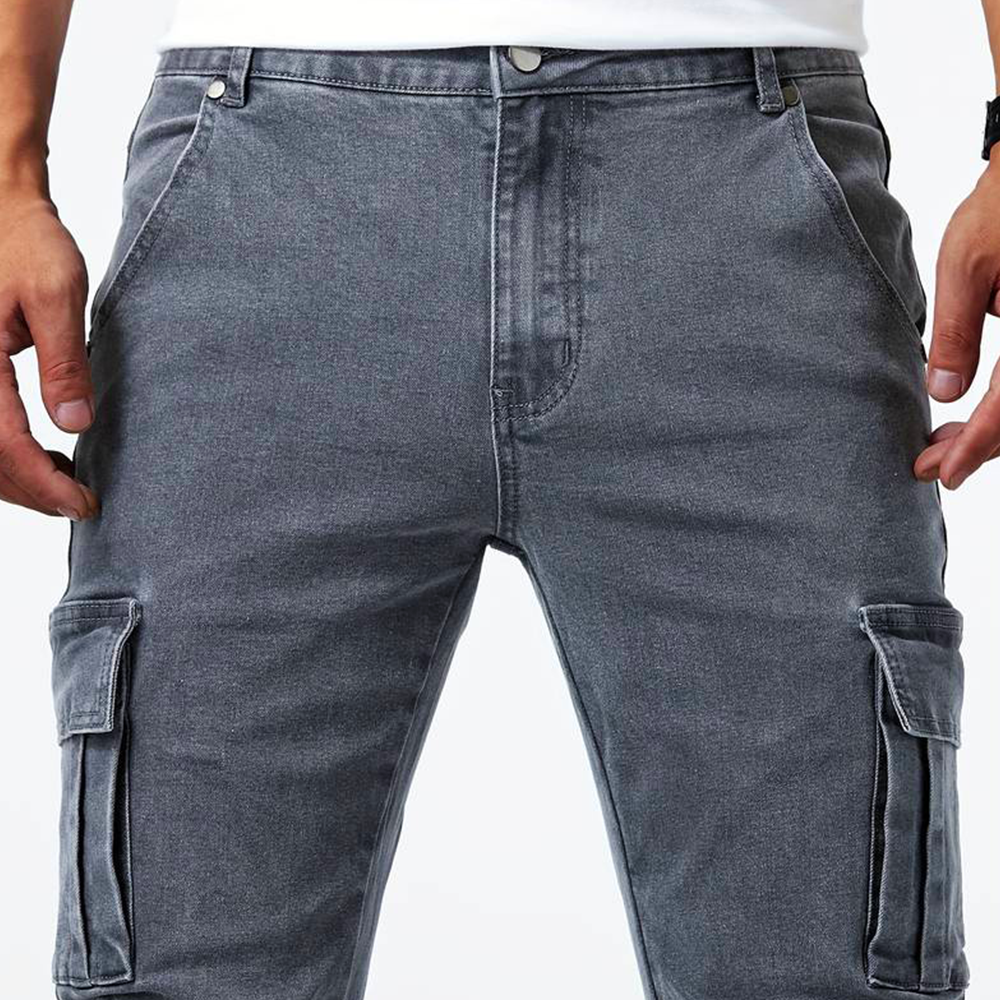 Jean cargo homme confortable, coupe slim et extensible, parfait pour un style urbain contemporain.
