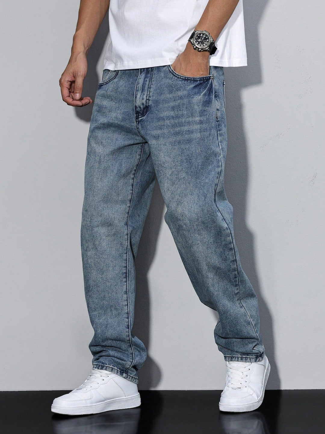 Pantalon homme casual, jean polyvalent idéal pour une tenue décontractée avec style.