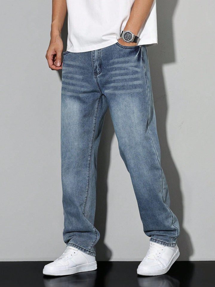 Jean homme coupe droite bleu, ajustement confortable et moderne, essentiel pour la mode masculine.