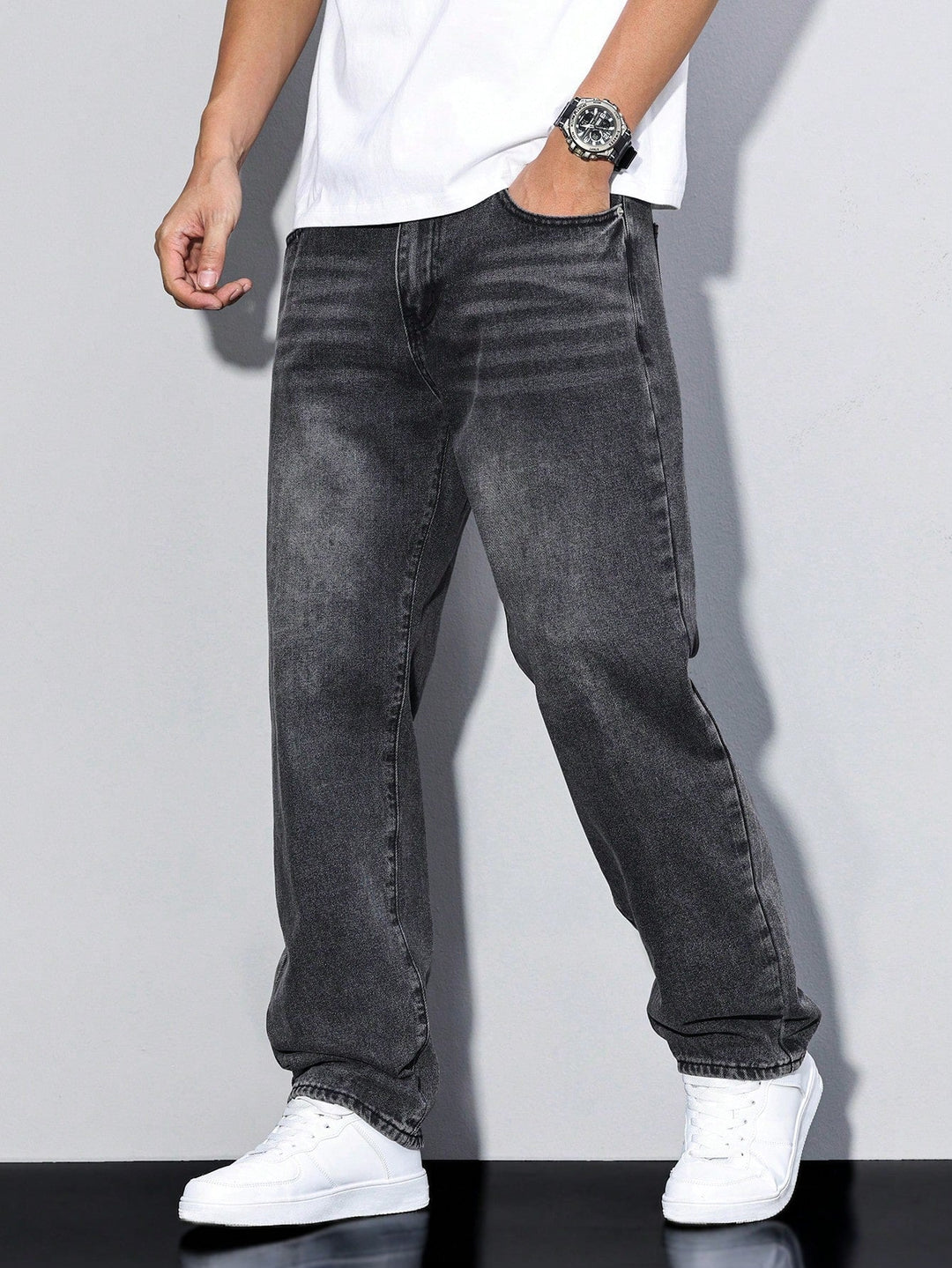 Silhouette d'un homme portant un jean décontracté, tenue casual polyvalente et confortable au quotidien.