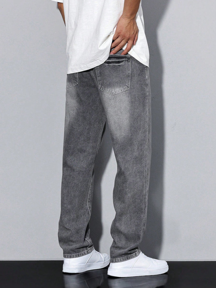 Jean décontracté homme bleu foncé, lavis moderne, parfait pour un look casual et élégant.