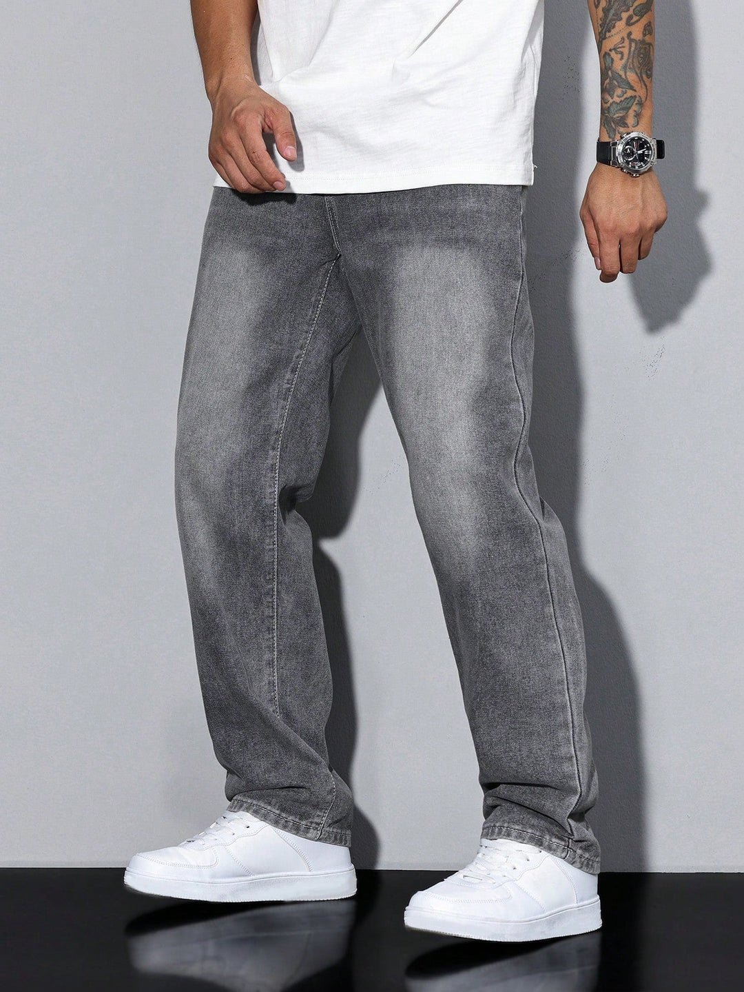 Confort quotidien garanti avec ce jean homme, vêtement polyvalent pour toute tenue décontractée.