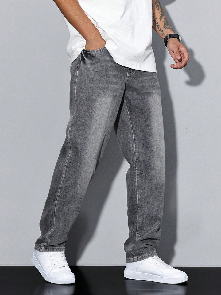 Vue de profil d'un jean décontracté homme, montrant la coupe droite et le confort pour la mode masculine.
