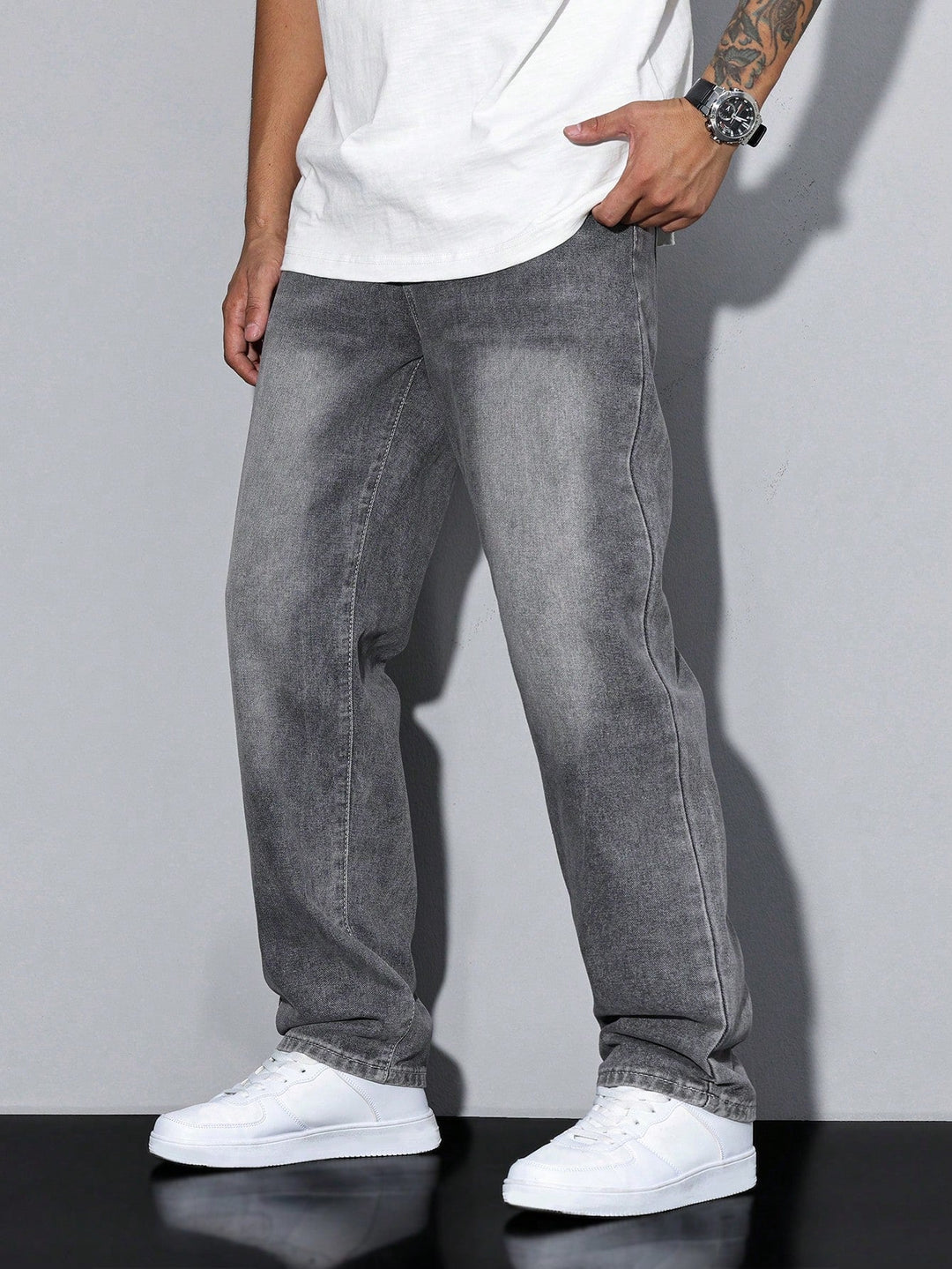 Détails des poches arrières du jean homme, style décontracté authentique et mode masculine.