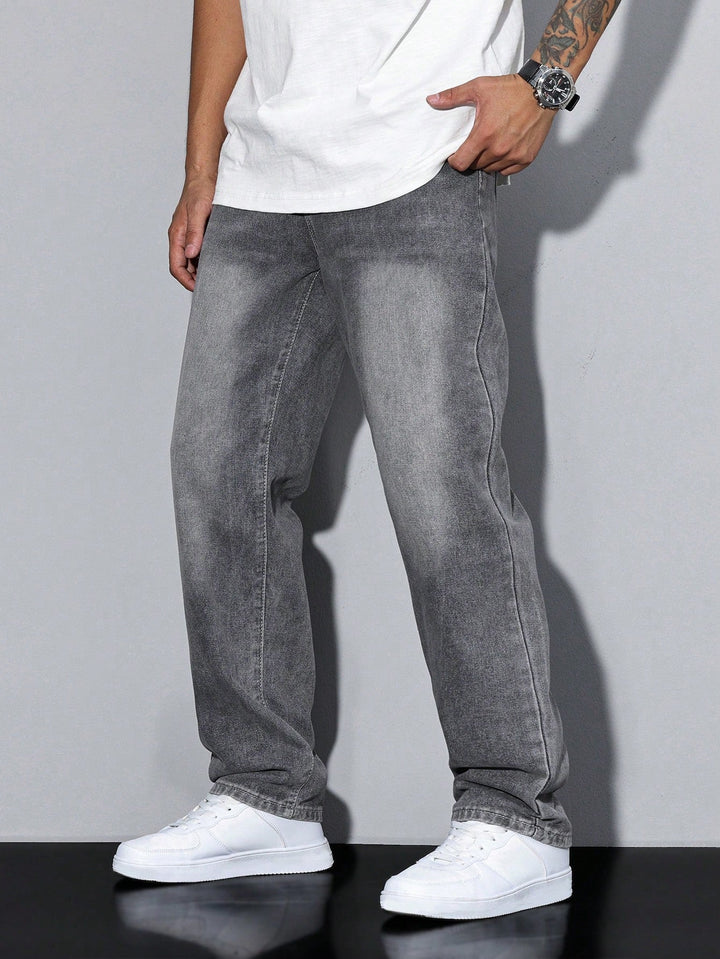 Détails des poches arrières du jean homme, style décontracté authentique et mode masculine.