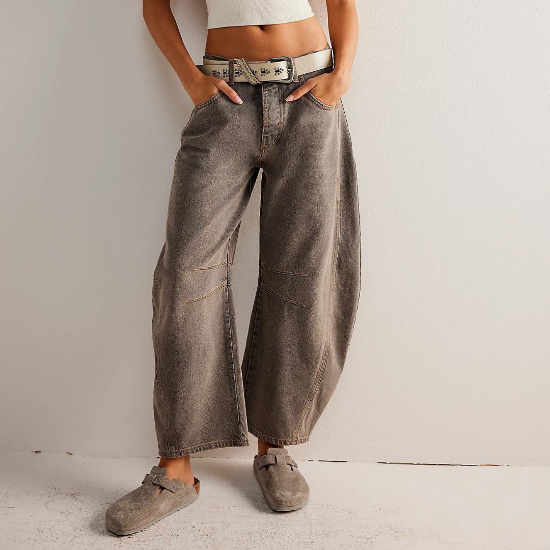 Femme assise dans un jean droit taille haute, montrant l'aisance et le confort du pantalon décontracté.