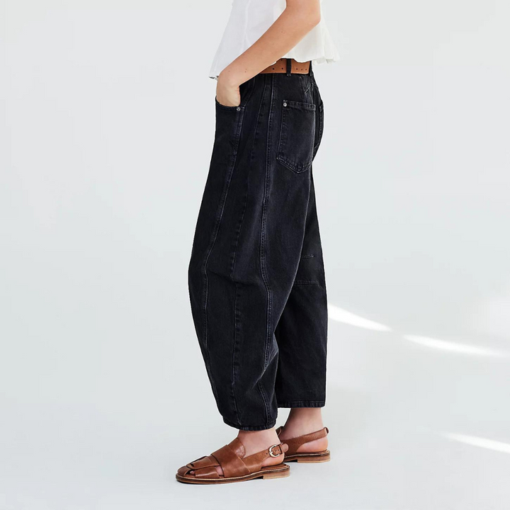 Jean droit femme décontracté, taille haute, porté avec des baskets et un pull pour un look casual hivernal.