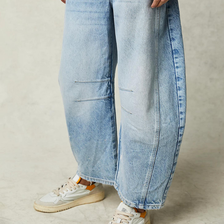 Jean femme taille haute coupe droite, en denim doux, offre élégance et aisance pour un look casual chic.