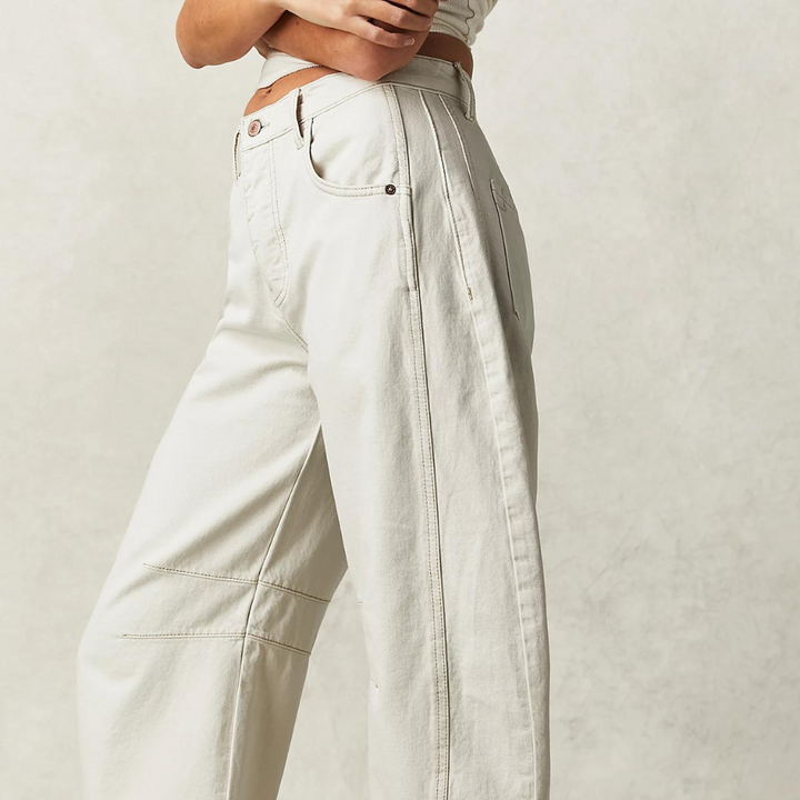 Mannequin portant un jean droit femme taille haute, avec un t-shirt blanc pour un style décontracté et moderne.