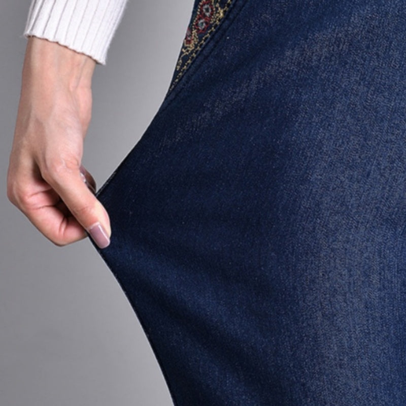 Jean femme confortable, coupe droite, taille élastique et poches pratiques. Idéal pour un style décontracté.