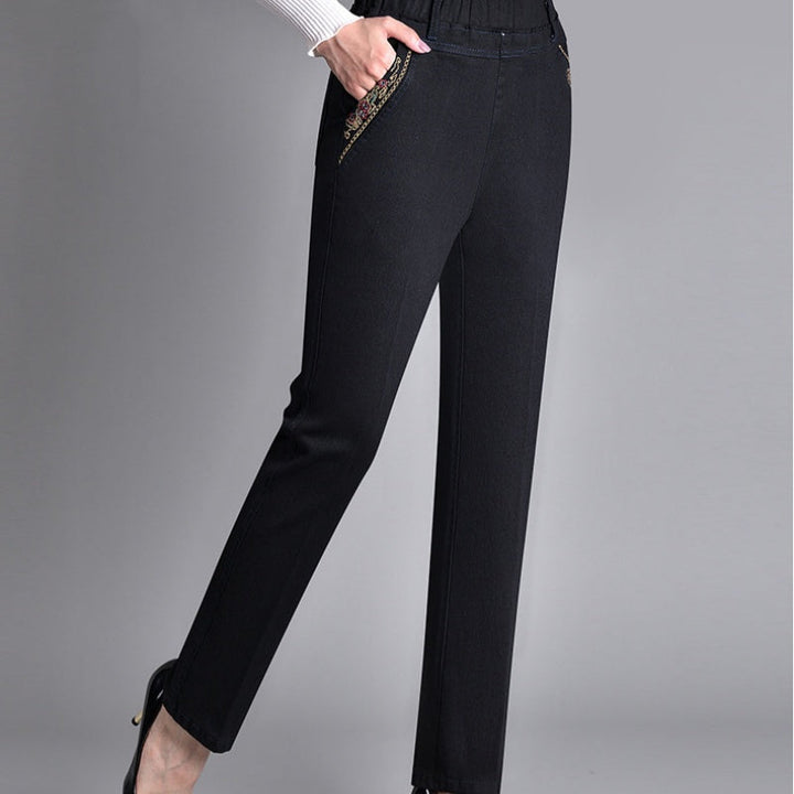 Jean femme coupe droite, taille élastique invisible, poches fonctionnelles. Confort optimal, style décontracté.