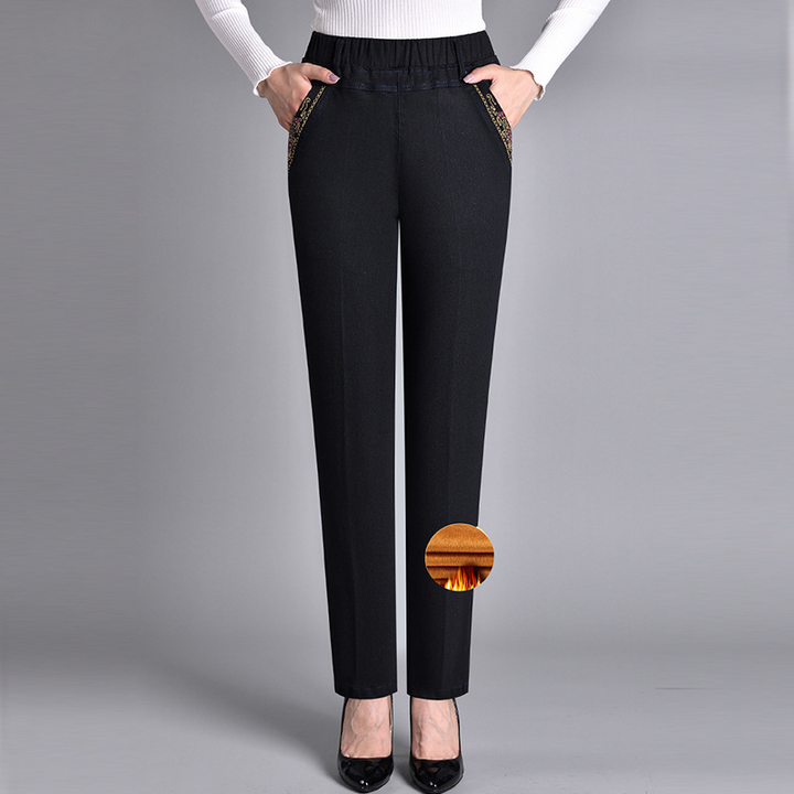 Vêtement femme: jean droit bleu avec taille élastique et poches. Confortable et polyvalent pour tous les jours.