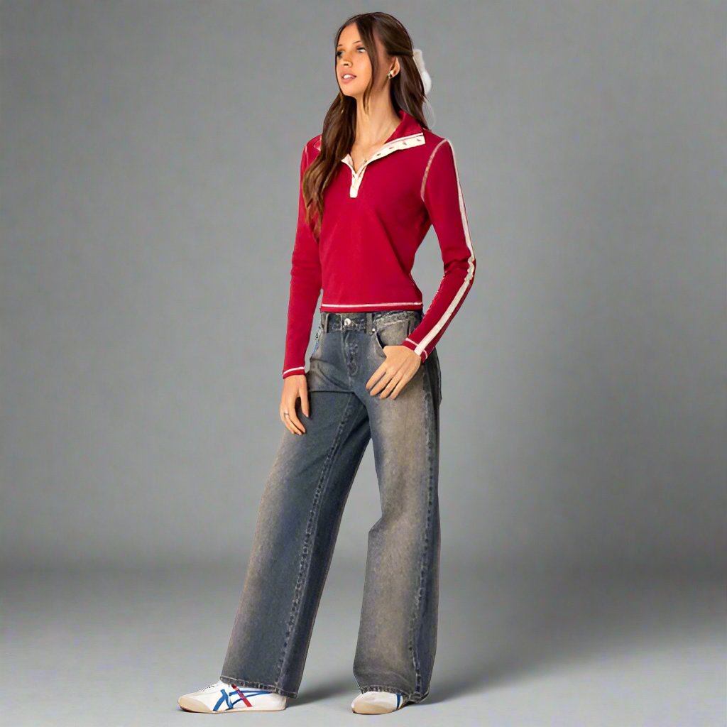 Pantalon jean femme taille basse, coupe ajustée style Y2K, matière stretch confortable et moderne.