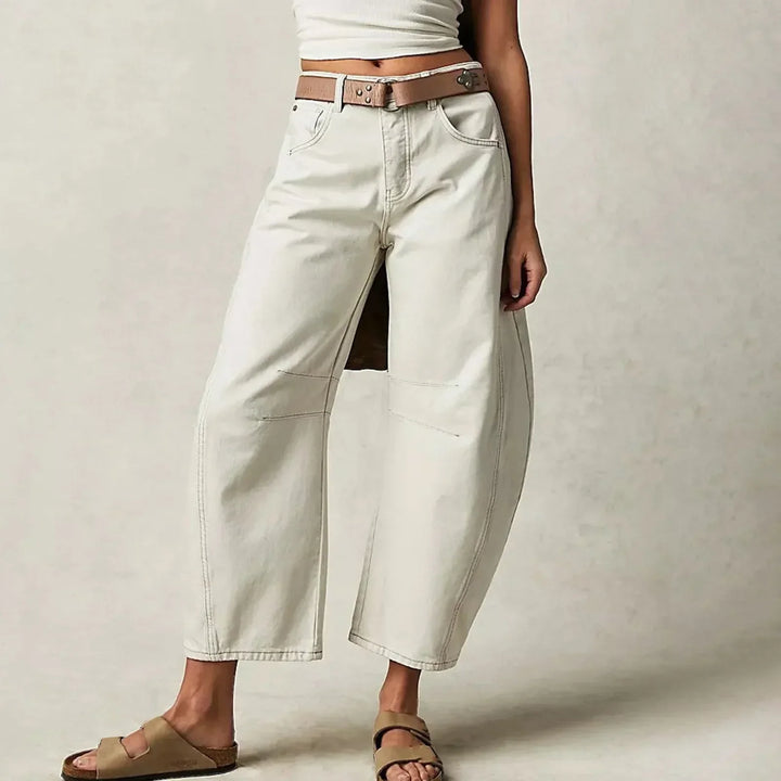 Jean large femme élégant, confort coton doux, coupe flatteuse, coloris bleu, style moderne polyvalent pour toutes occasions.