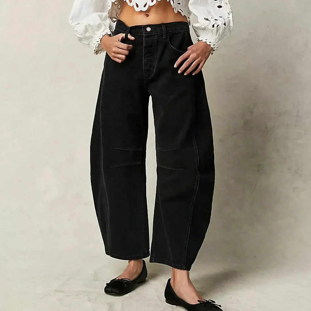 Jean large femme élégant, confort coton doux, coupe flatteuse, coloris bleu, style moderne polyvalent pour toutes occasions.