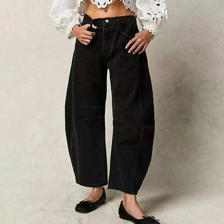 Jean large femme élégant, confort coton doux, coupe flatteuse, coloris bleu, style moderne polyvalent pour toutes occasions.