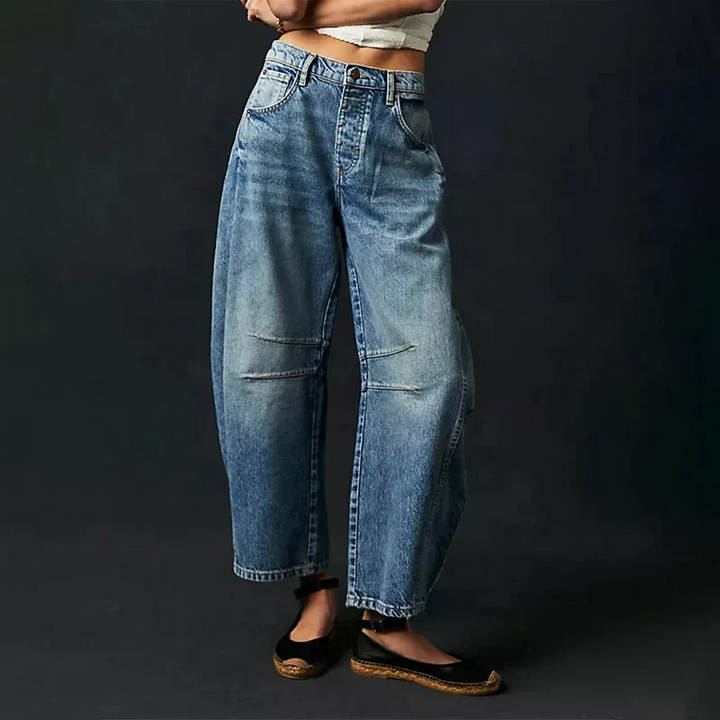 Jean large femme élégant, confort coton doux, coupe flatteuse, coloris bleu, style moderne polyvalent pour toutes occasions.