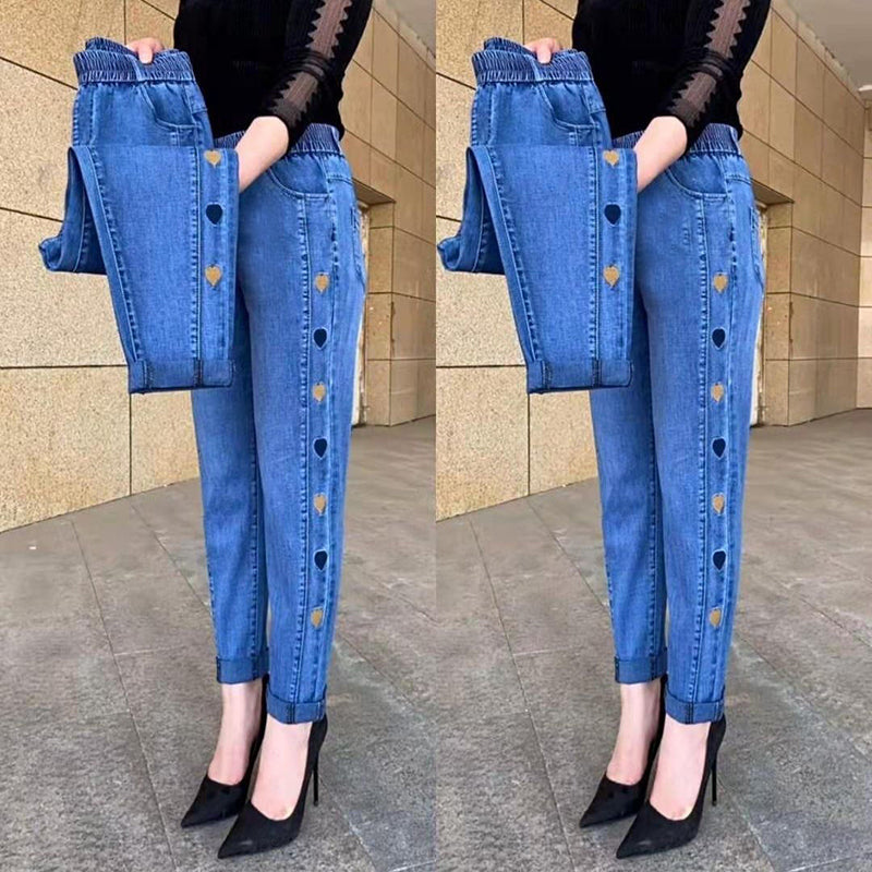 Jean slim femme ultra élastique avec broderie cœur. Confortable, taille haute pour un look chic.