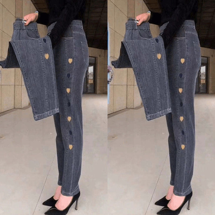 Chic et moderne : Jean slim femme avec broderie cœur, coupe ajustée. Vêtement femme tendance et élastique.
