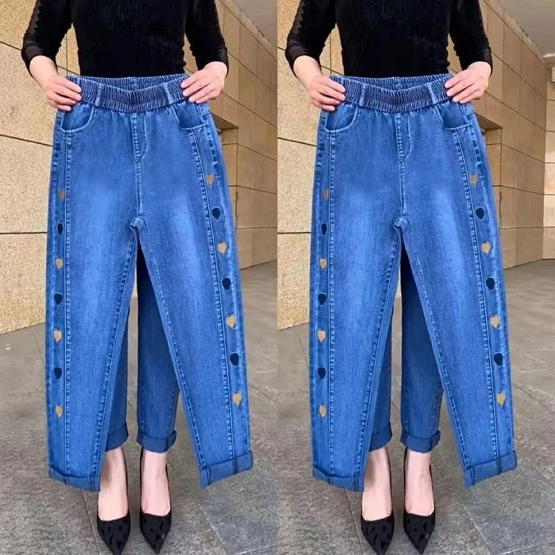 Pantalon jean slim femme stretch, élégante broderie cœur. Idéal pour la mode féminine chic et casual.