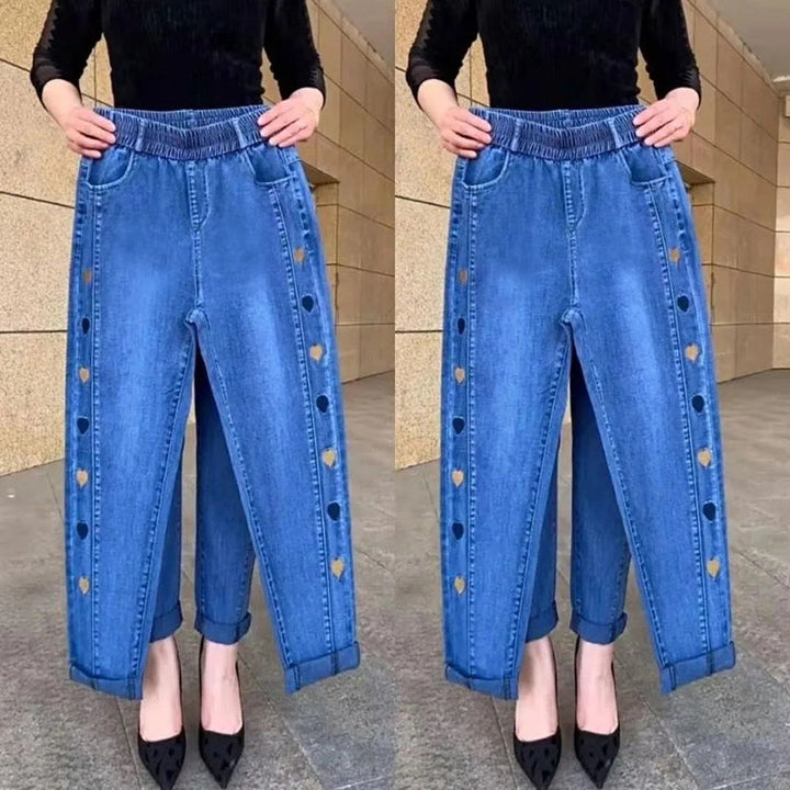 Pantalon jean slim femme stretch, élégante broderie cœur. Idéal pour la mode féminine chic et casual.