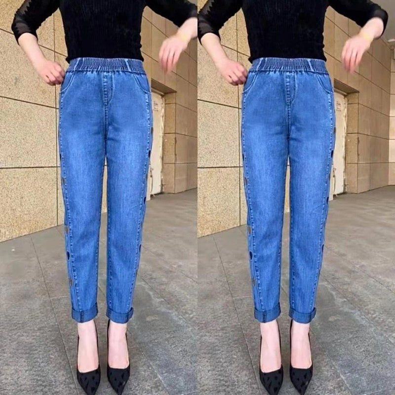 Jean slim taille haute femme, cœur brodé, coupe ajustée. Vêtement ultra confortable et tendance.
