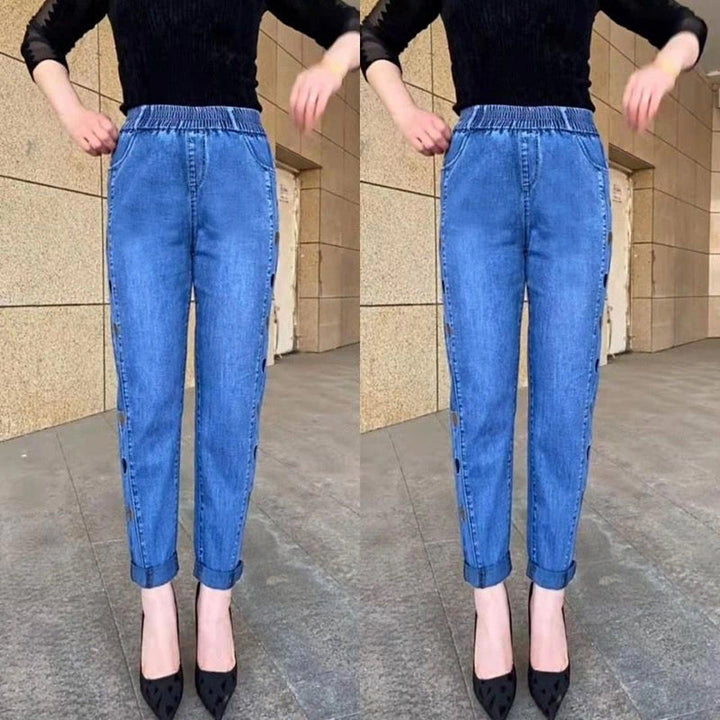 Jean slim taille haute femme, cœur brodé, coupe ajustée. Vêtement ultra confortable et tendance.