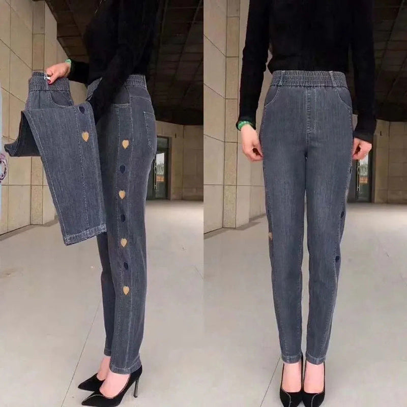Pantalon jean femme, matière élastique, broderie cœur discrète. Confort optimal et style slim ajusté.